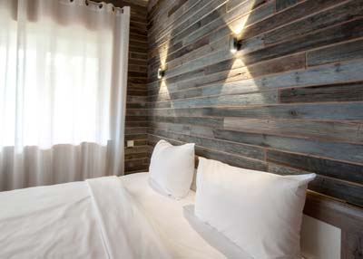 Pelēkie plāksnes ar sienu lgiht guļamistabu