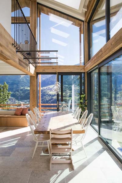 Reclaimed Bretter und Balken in den Alpen Hausinnenraum