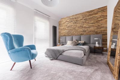 Schlafzimmerluxuxinnenraum mit wiederverwendetem Holzplatten