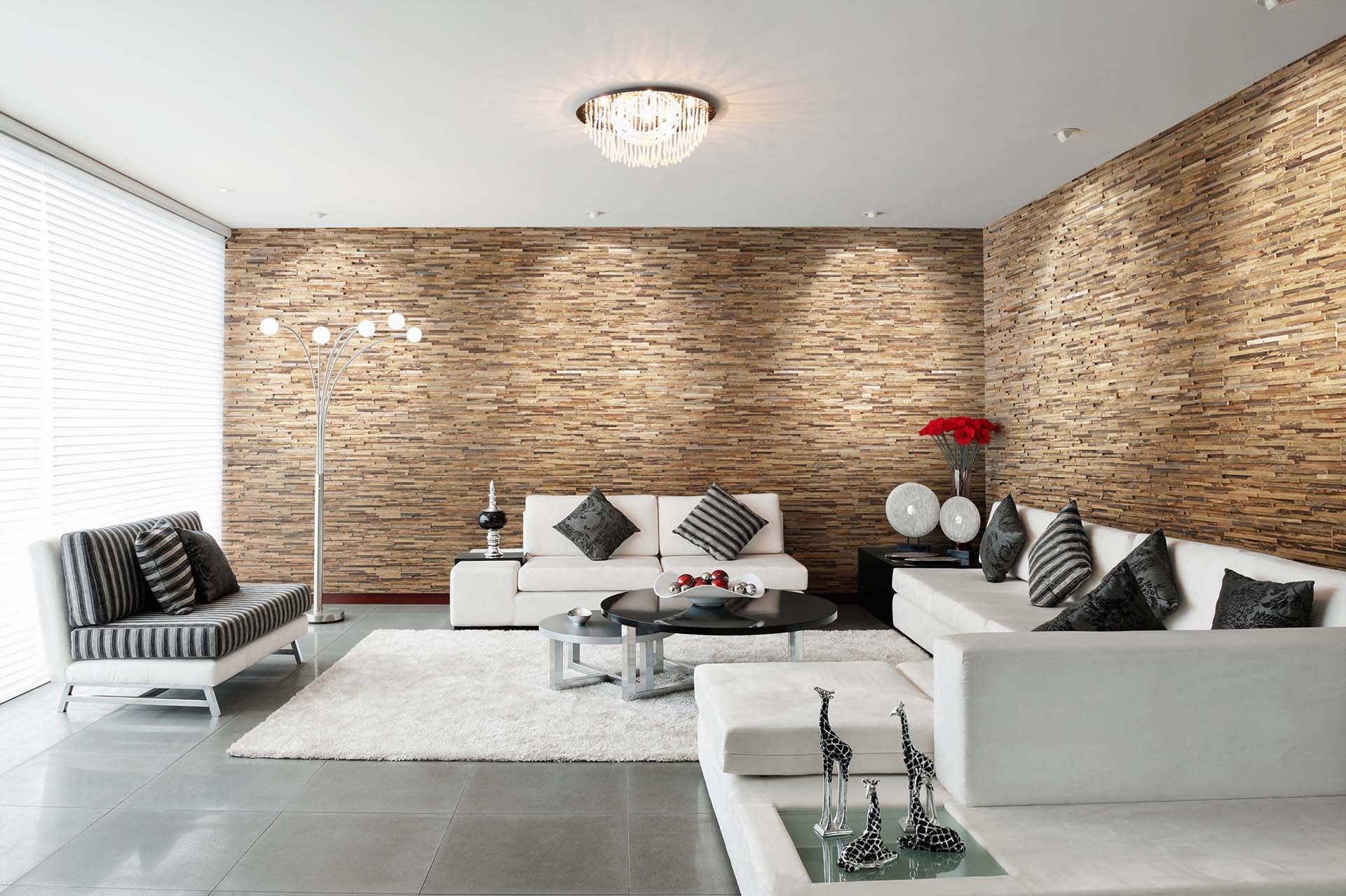 Dekoratīvi sienu apdares dzīvojamā istabā