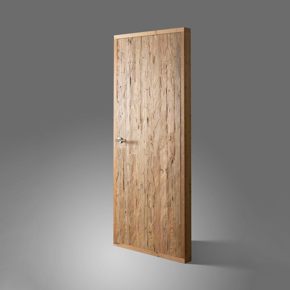 Porte en bois équarri à la main – Vertical