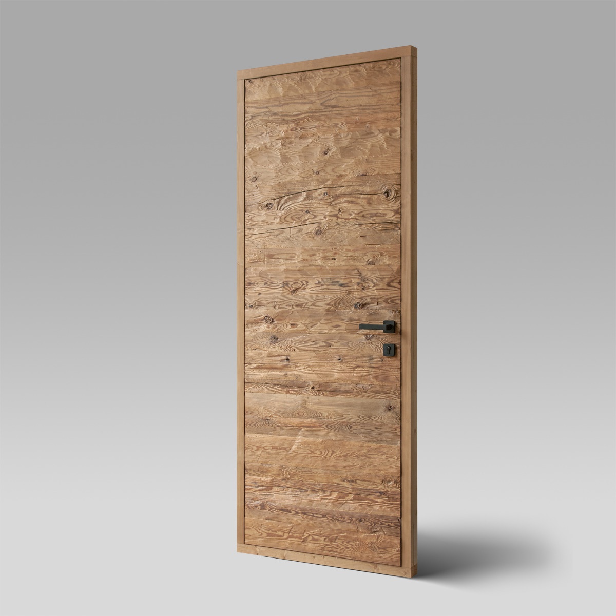die türoberfläche ist aus den handgehackten holz hergestellt