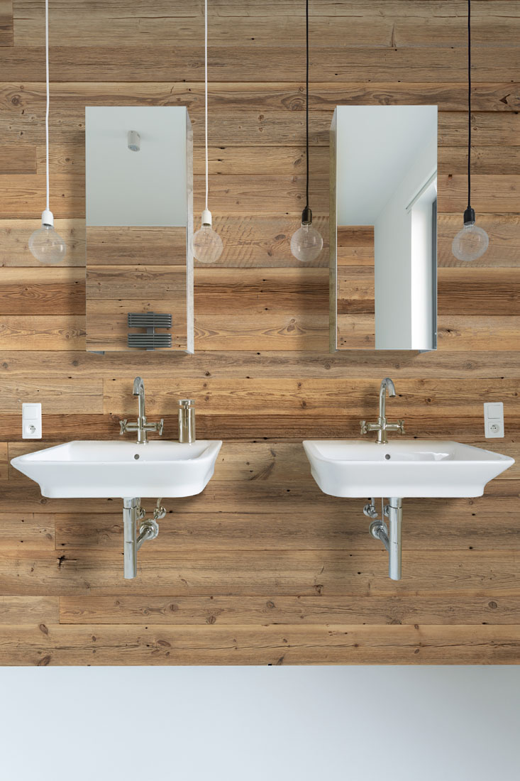 Planches en bois brûlés au soleil, brossé avec rainure et languette