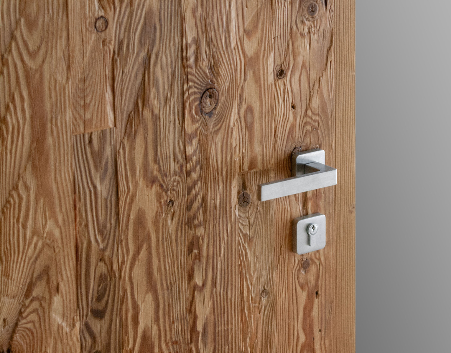 Porte en bois équarri à la main – Vertical