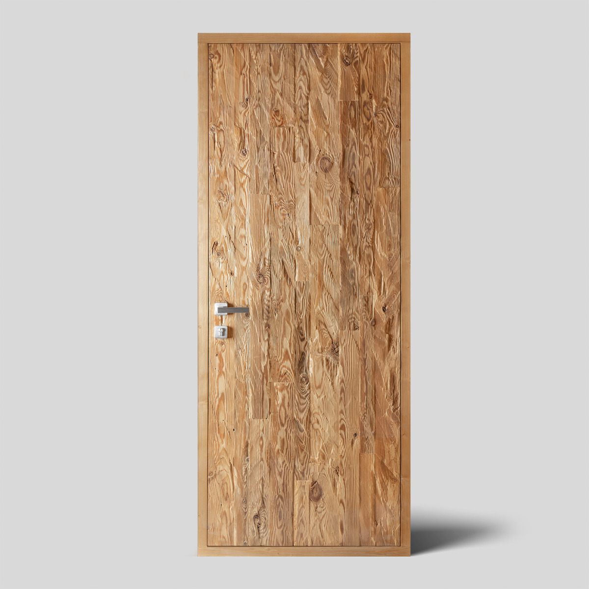 Porte en vieux bois équarri à la main