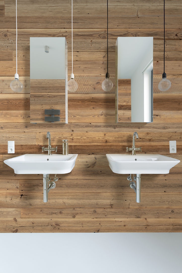 Planches en bois brûlés au soleil, brossé avec rainure et languette